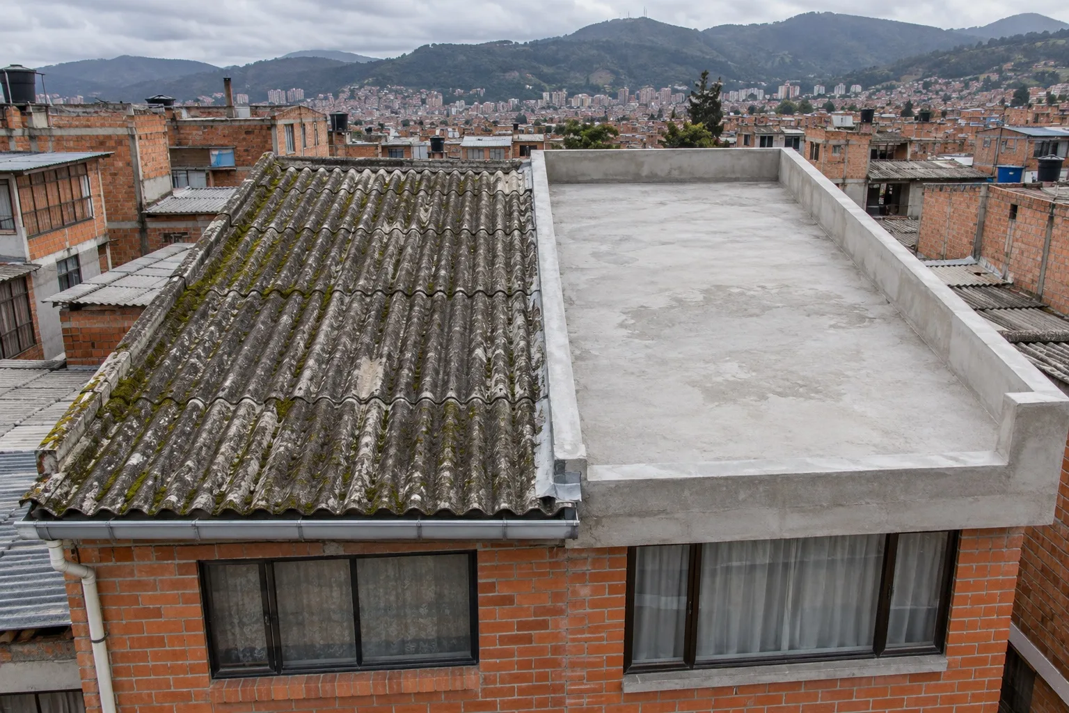 Casa con una parte en teja de fibrocemento y otra convertida en placa de concreto