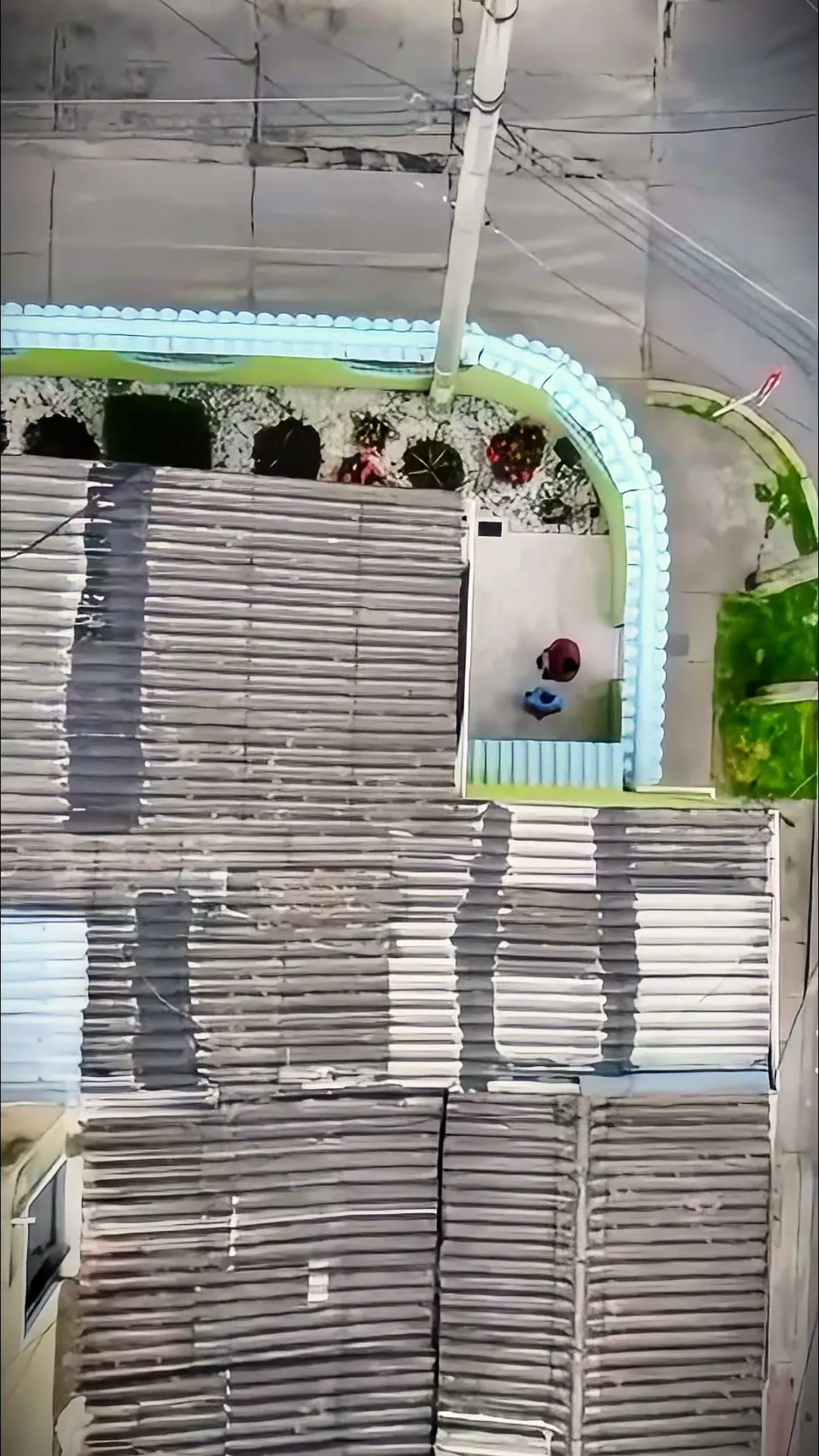 Cubierta de fibrocemento deteriorada vista con dron antes de la intervención