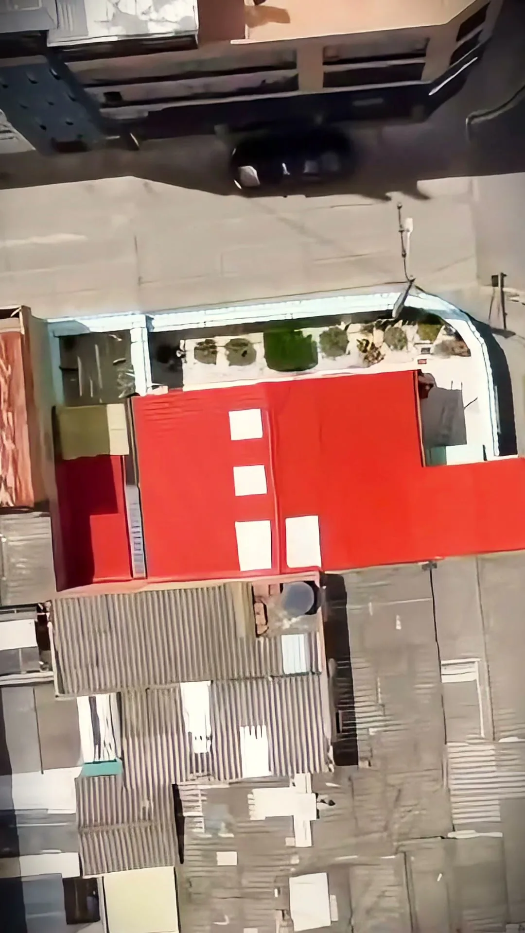 Vista aérea de una cubierta roja nueva sobre una casa en Bogotá