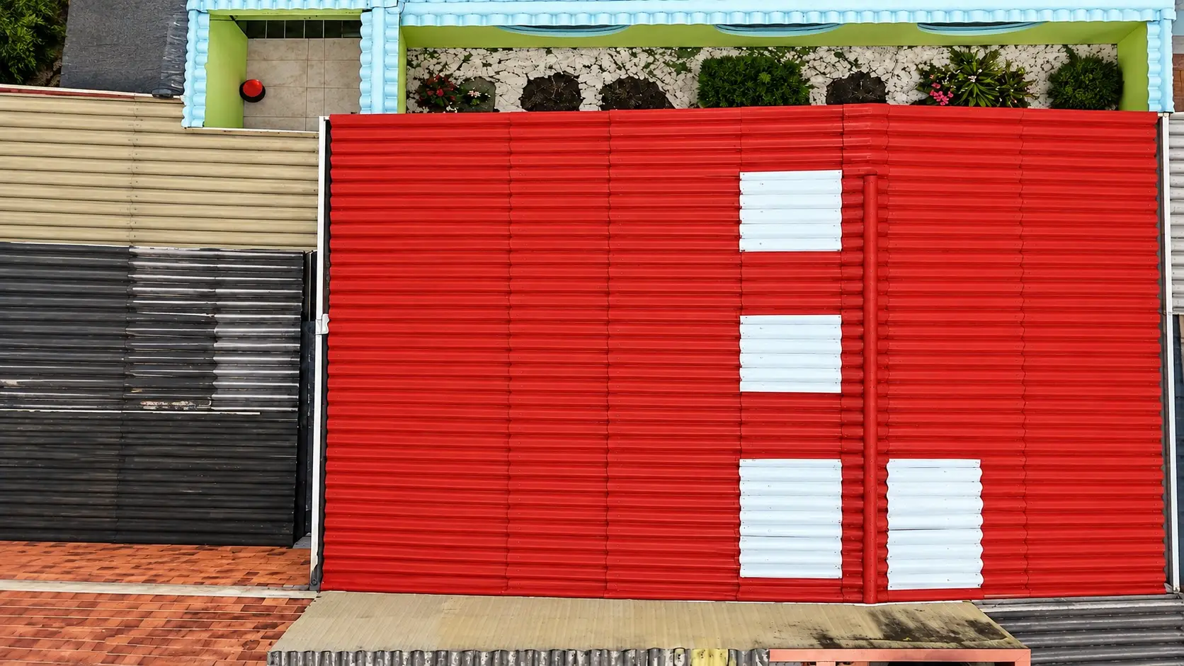 Cubierta amplia de teja ondulada roja recién instalada, vista de frente
